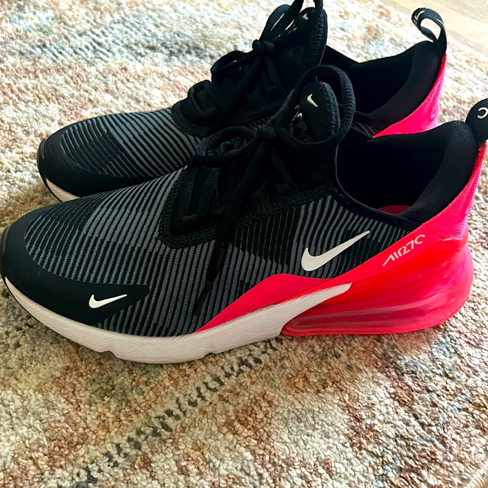 Nike 270’s size 6 Big Kids 7 Women’s